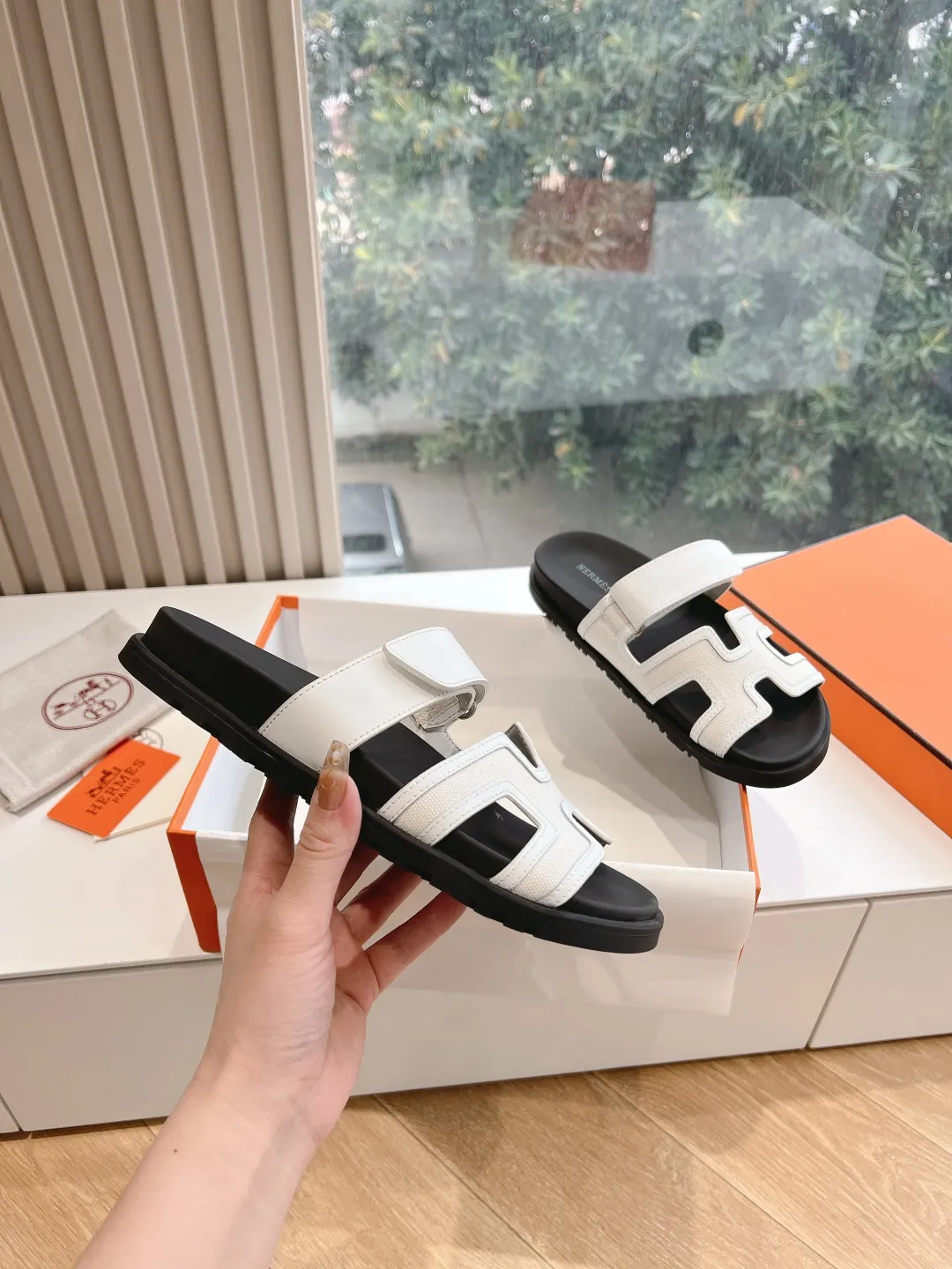 👟👟Ex-factory price 440👟👟 (Top version) H family 2024 spring and summer new style HERMES Hermes' recently popular couple's shoes, pig nose angle sandals and slippers, paired with various colorful socks, very trendy. Upper lining: imported original leather. Outsole: non-slip and wear-resistant outsole. Size: female 35-42 (40/42 non-returnable and non-exchangeable) Men’s size: 39-45 (45 is non-refundable and non-exchangeable)